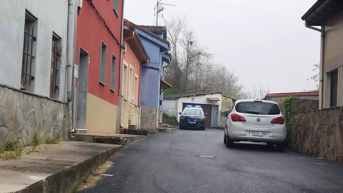 Un vehículo policial, en la zona donde se hallaron los restos.