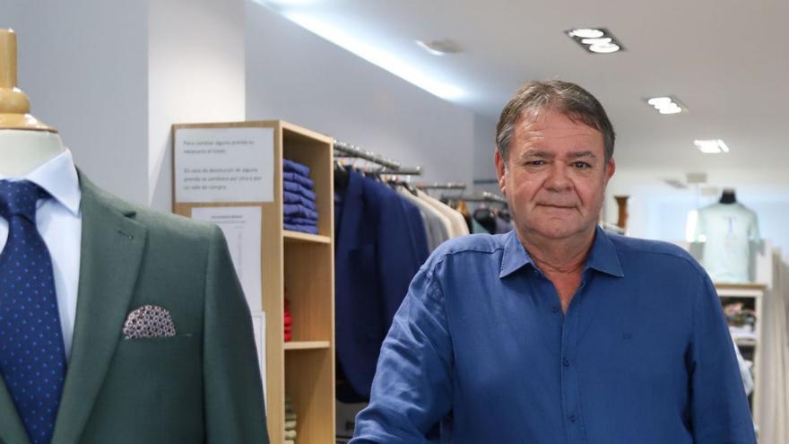Tres generaciones de comerciantes se han dedicado a vender moda masculina en las tiendas Belia de Córdoba. | MANUEL MURILLO