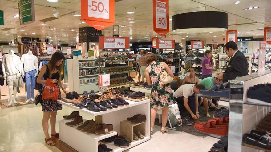 El comercio confía en que las rebajas reactiven por fin el consumo