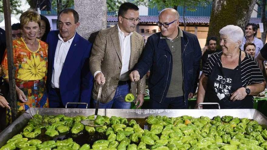 Tres toneladas de pimientos de Arnoia en la cuadragésima fiesta gastronómica