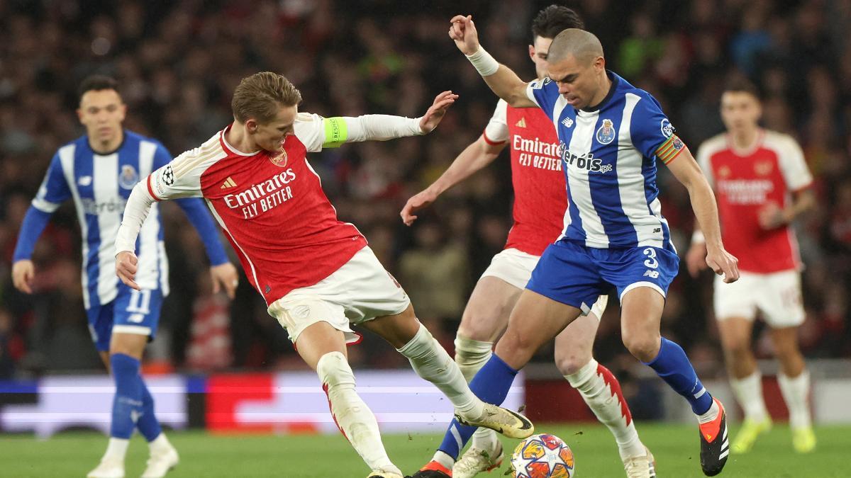 Odegaard disputando un balón con Pepe ante el Porto