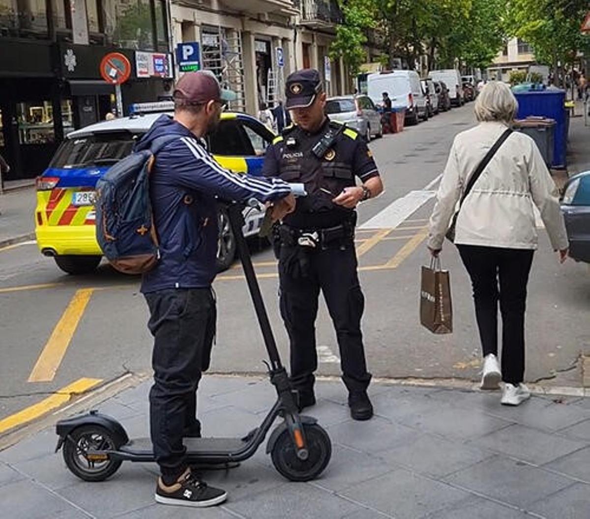 La Policia Local de Manresa aturant a un control el conductor d'un patinet