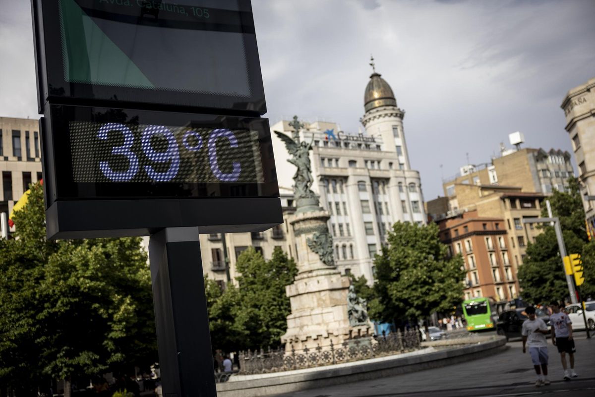 Un termómetro de la plaza España de Zaragoza marca 39 grados el pasado sábado