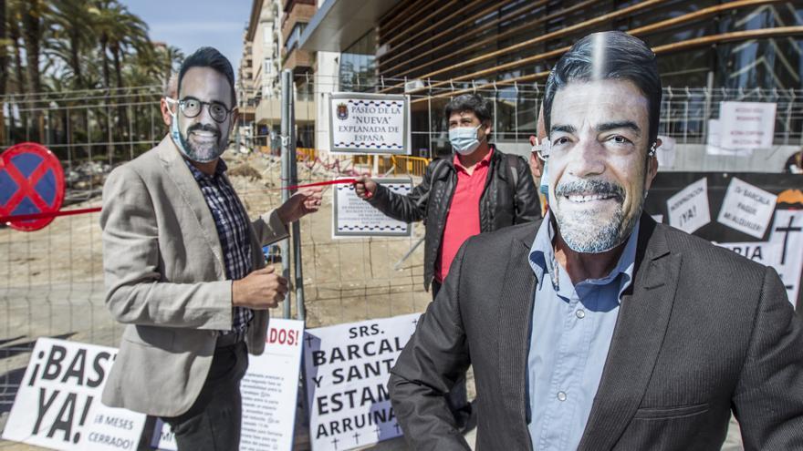 Los hosteleros de la Explanada parodian una inauguración ficticia en protesta por los retrasos en las obras