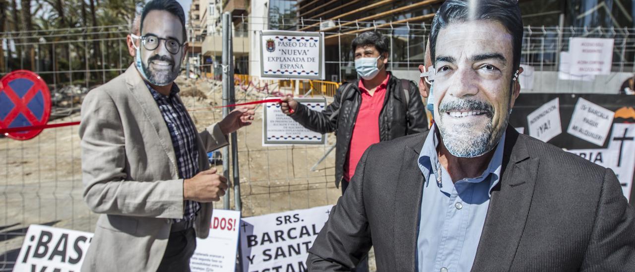 Los hosteleros de la Explanada parodian una inauguración ficticia en protesta por los retrasos en las obras