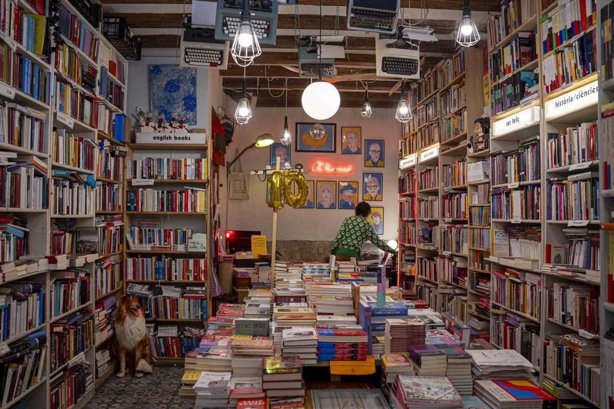 La librería de Barcelona, On The Road, y su propietario Àngel Tijerín