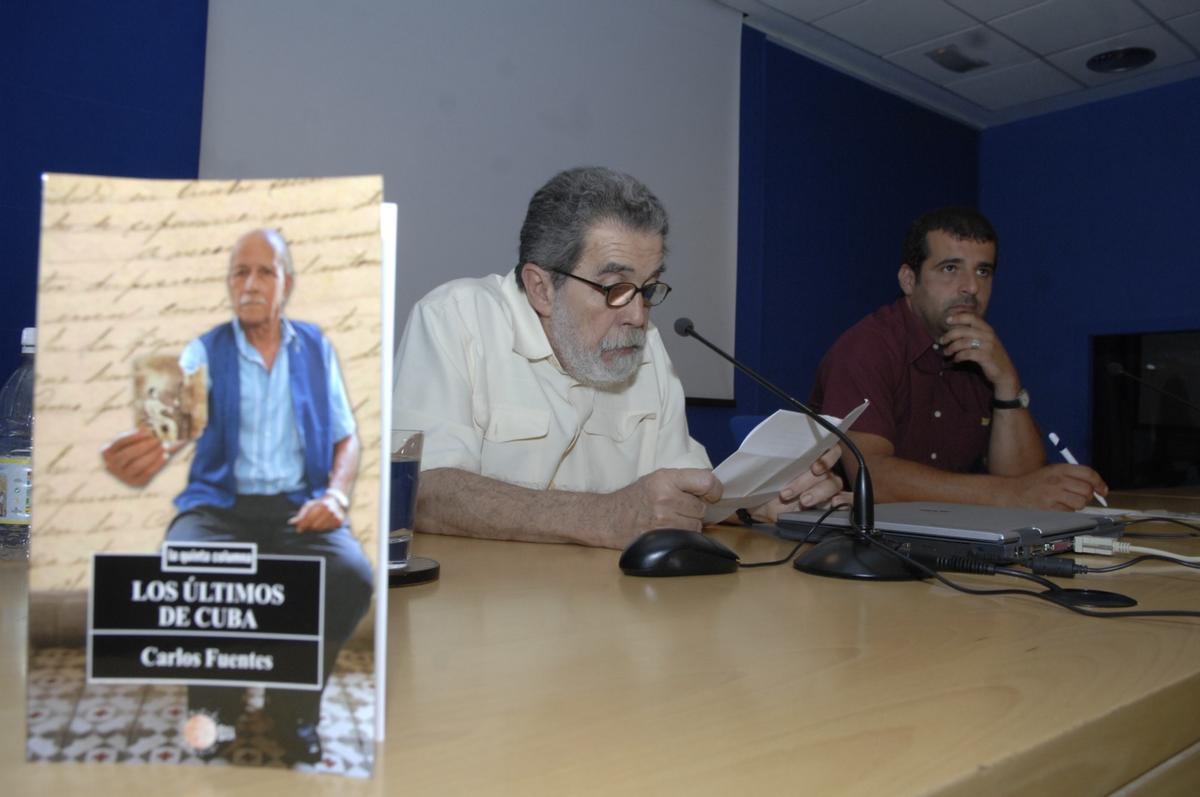 El poeta Manuel Díaz Martínez junto al periodista palmero Carlos Fuentes.