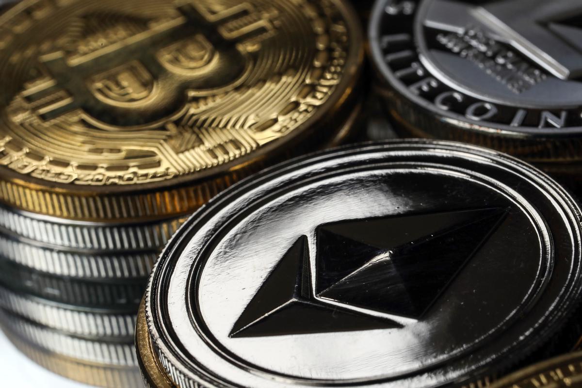 A collection of bitcoin, litecoin and ethereum tokens sit in this arranged photograph in Danbury, U.K., on Tuesday, Oct. 17, 2017. On Wednesday, billionaire Warren Buffett said on CNBC that most digital coins won't hold their value. Photographer: Chris Ratcliffe/Bloomberg. Criptomonedas. monedas digitales