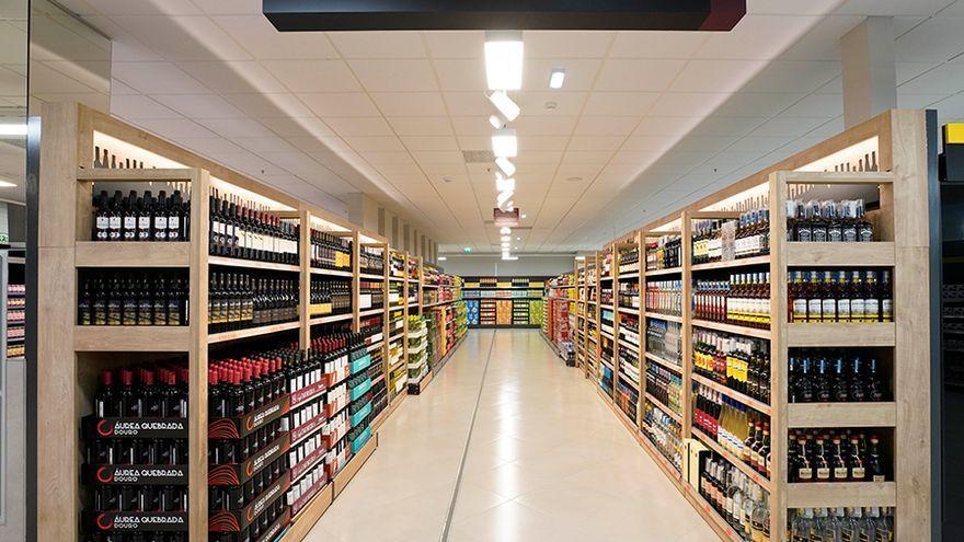 La zona de vinos de un supermercado