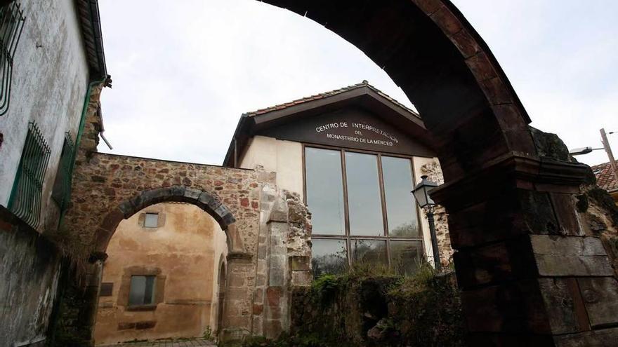 La fachada principal del monasterio, rehabilitada hace una década.