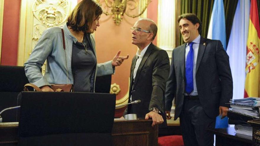 La edil de Hacienda, Ana Fernández Morenza, con Vázquez Barquero y el edil Jorge Pumar, al inicio de una sesión plenaria. // Brais Lorenzo