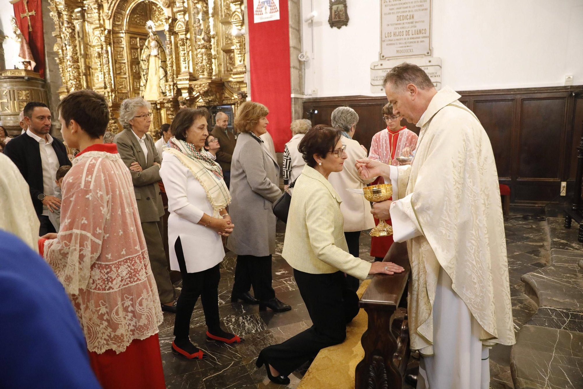 El cardenal Ángel Fernández Artime oficia la primera misa cardenalicia de Gozón en el día de Todos los Santos en la parroquia de Santa María de Luanco