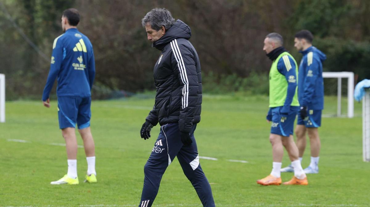 Almada, en el campo número 5 de El Requexón, ayer, con Dani Calvo, Cazorla y Brekalo detrás. | LUISMA MURIAS