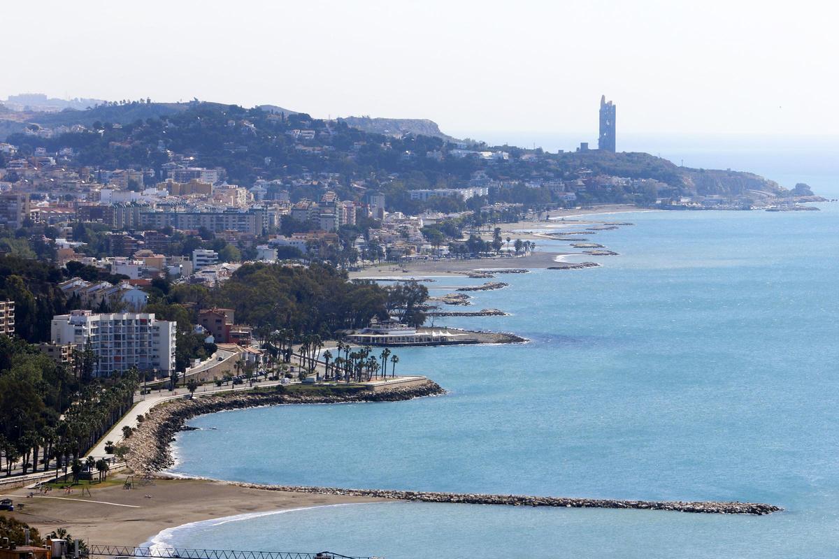 Vista de las playas de la barriada de El Palo, el antiguo barrio de pescadores de Málaga donde la Administración tiene varias propiedades sin uso conocido.
