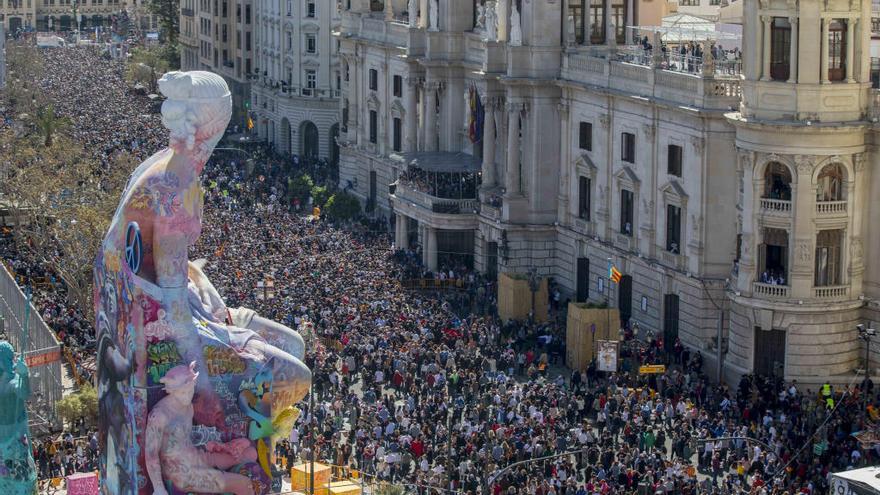 Vista aérea de la plaza del ayuntamiento durante una mascletá de las Fallas del año pasado.