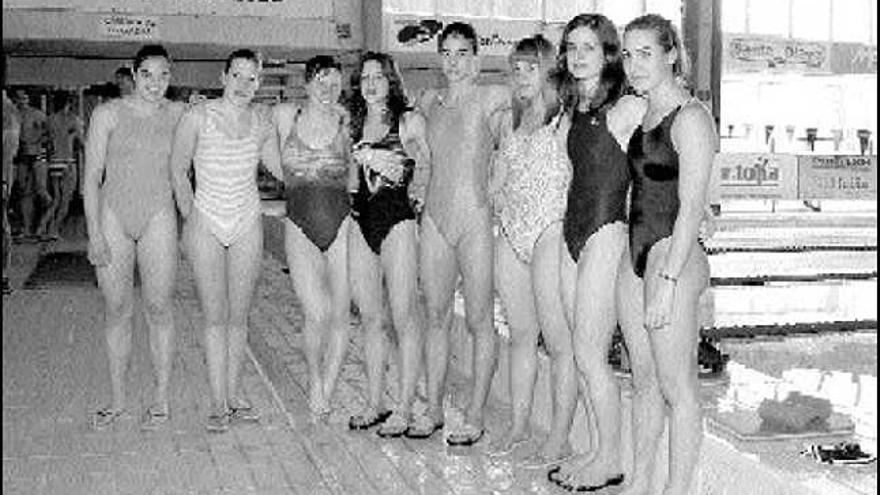 Equipo femenino de natación del Club Natación Santa Olaya.