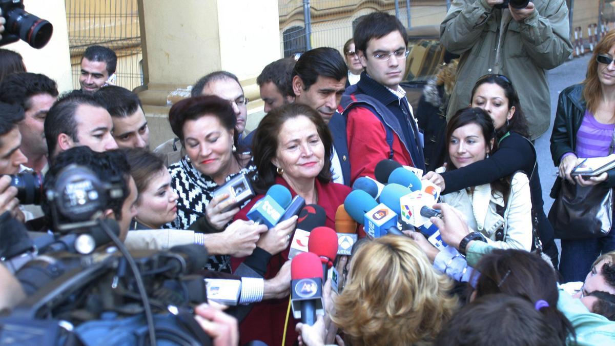 Alicia Hornos, en los juzgados de la capital, atiende a la numerosa prensa que seguía el caso