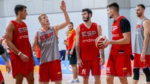 INDONESIA, 25/08/2023.- Los jugadores de la selección española de baloncesto Juancho Hernángomez (2d), Víctor Claver (d), Willy Hernangómez (i), Álex Abrines (c) y Darío Brizuela (2i) entrenan este viernes en el Indonesia Arena en Yakarta, durante el tercer entrenamiento previo al inicio del Eurobasket 2023 celebrado en Indonesia que arranca hoy. EFE/ FEB Alberto Nevado/ SOLO USO EDITORIAL/SOLO DISPONIBLE PARA ILUSTRAR LA NOTICIA QUE ACOMPAÑA (CRÉDITO OBLIGATORIO)