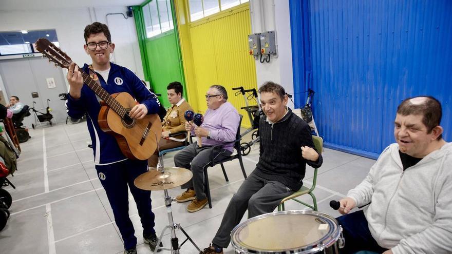 Las melodías que achican la "dis" y agrandan la "capacidad": un centenar de asturianos con parálisis cerebral practican la musicoterapia