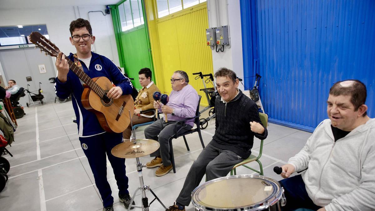 En clave de superación: así transforman las sesiones de musicoterapia a los usuarios de ASPACE en Latores
