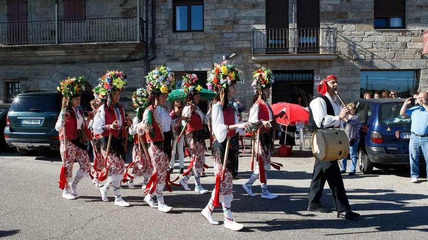 Danza del paloteo de Tábara, en la inauguración del Día de la Provincia de Villardeciervos, el pasado año.