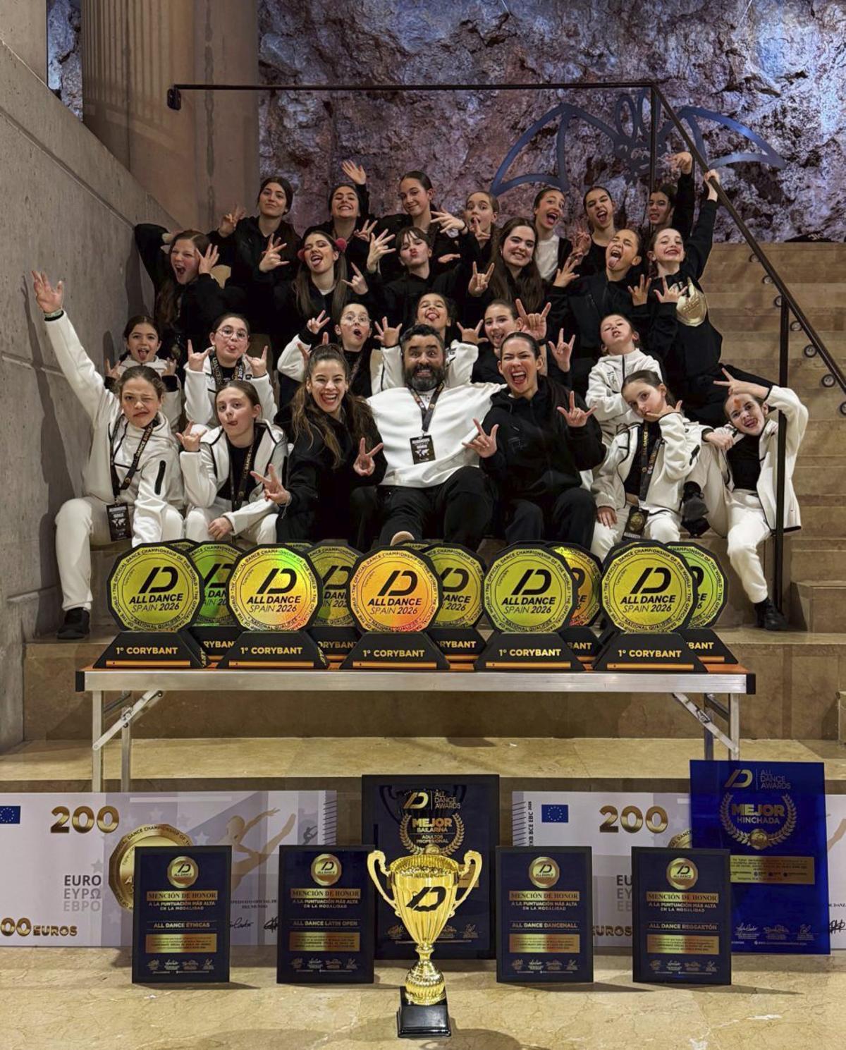 Representantes de Flow posan con los trofeos en Tarragona. |