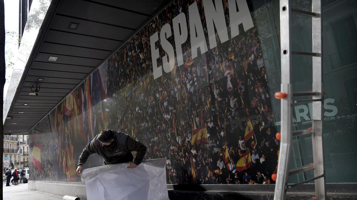 El PP forra su sede en Madrid con carteles contra la amnistía