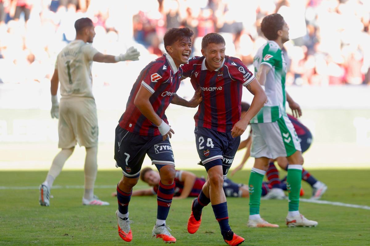 Roger Brugué celebra su gol con Thiago Fernández.