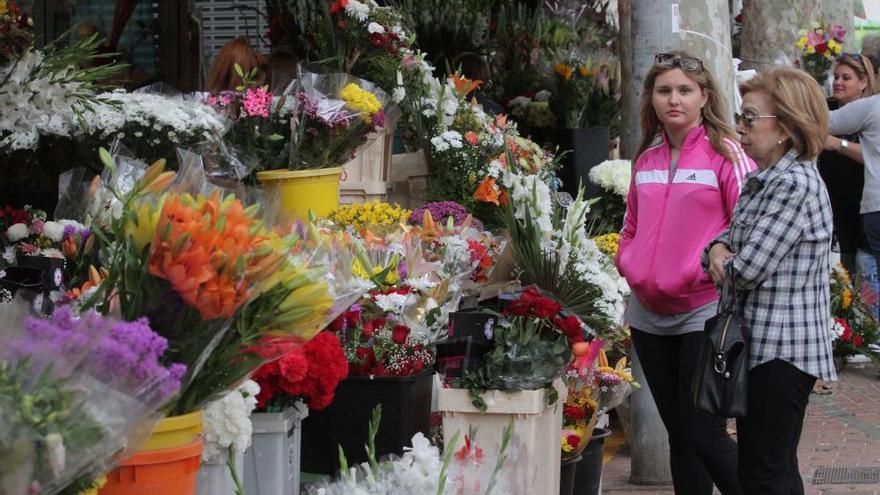Preparativos del Día de Todos los Santos en el Cementerio de Los Remedios de Cartagena