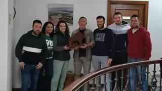 José Javier Sánchez dona una escultura a la peña taurina de Sanzoles