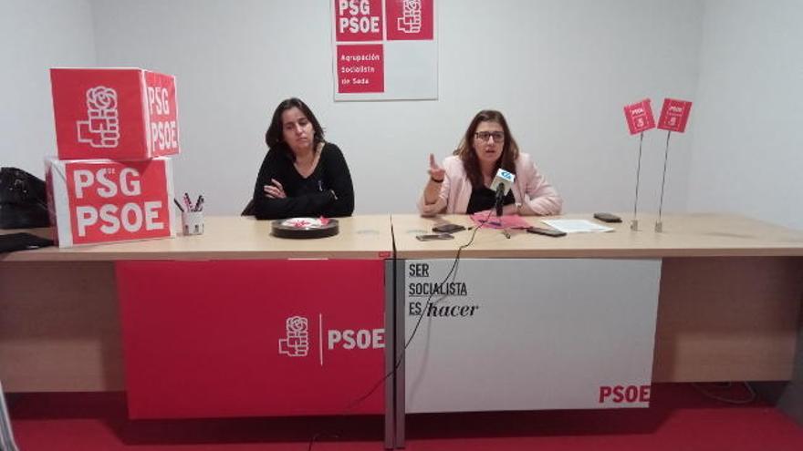 De izda. a dcha., las concejalas del PSOE María Pardo y Raquel Bolaño, ayer, en la rueda de prensa. | la opinión