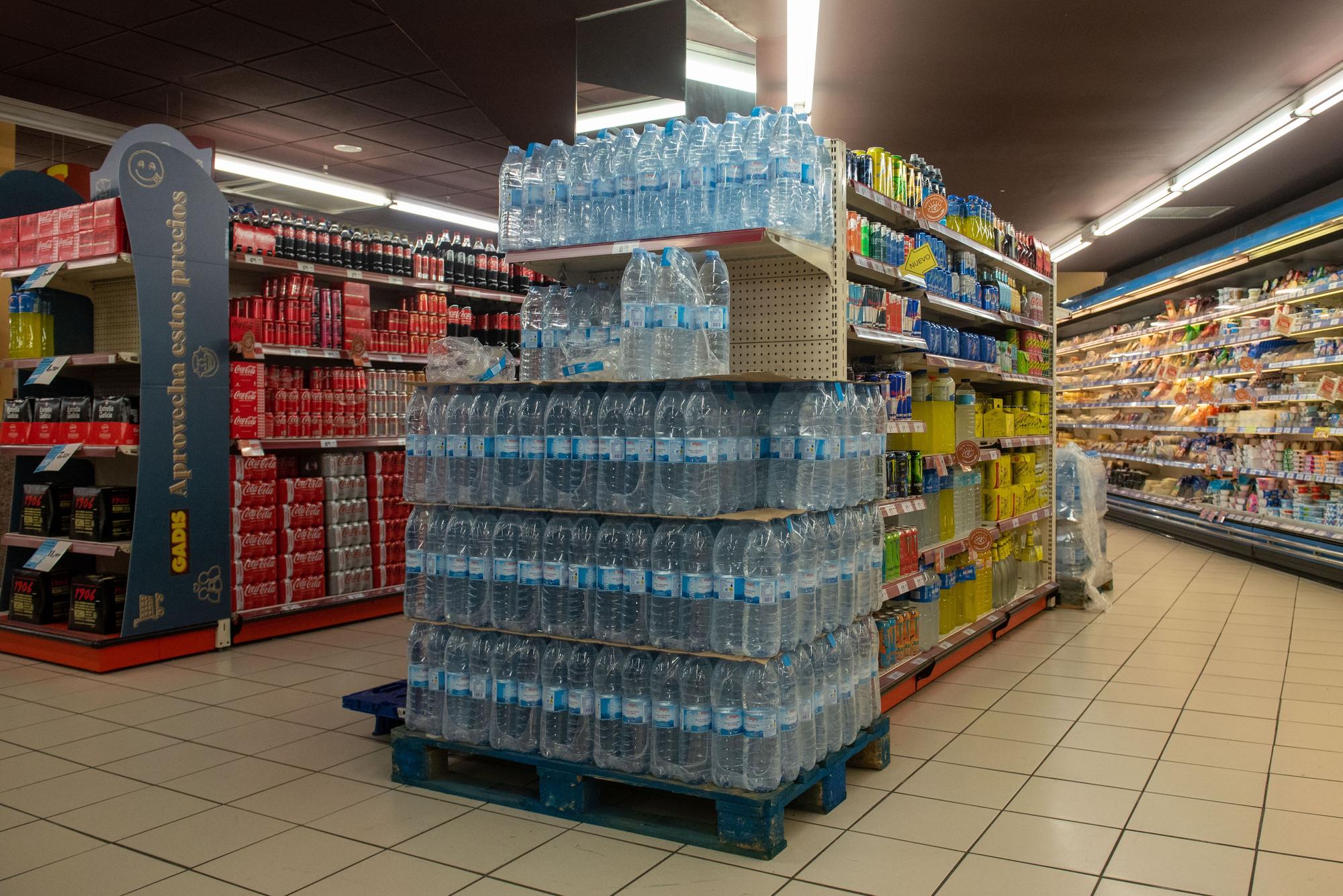 Betanzos fleta cisternas y reparte garrafas ante las restricciones de agua por la gastroenteritis