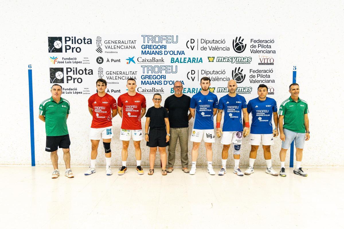Els finalistes, amb les autoritats presents al trinquet d'Oliva