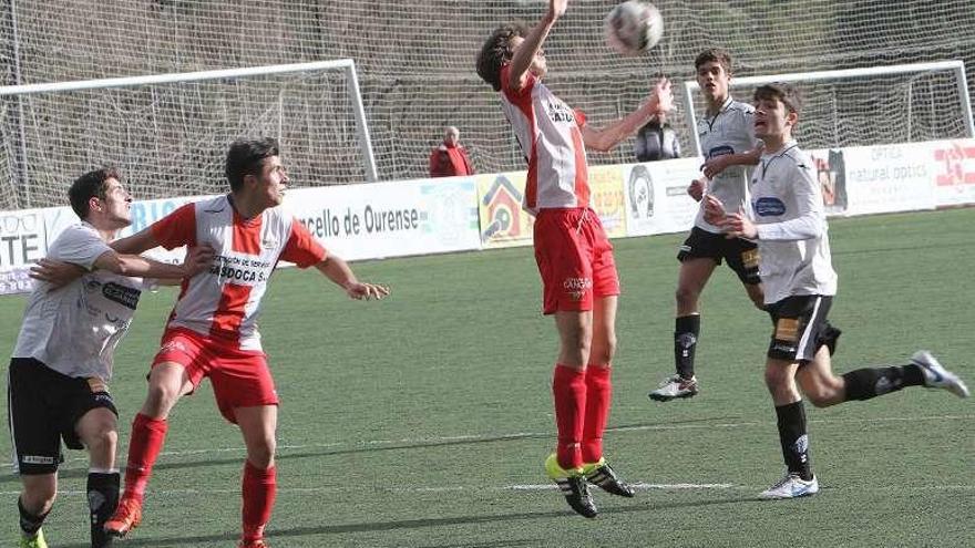 Un lance del partido disputado ayer en Oira. // Iñaki Osorio