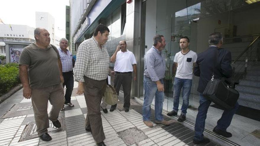 Representantes de los trabajadores, ayer, entrando a Transportes.