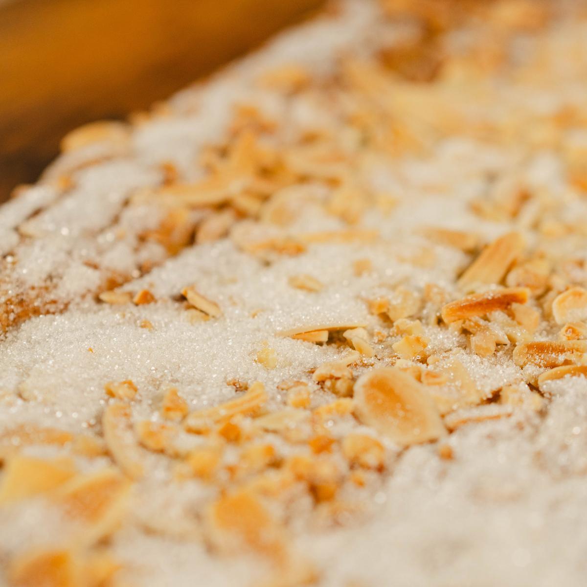 La botifarra d’ou i la coca de llardons són els productes típics del Dijous Gras