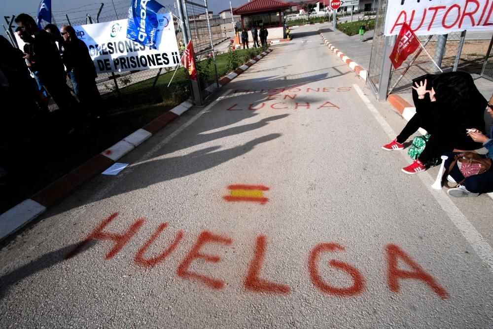 Protesta de los funcionarios de prisiones en la cárcel de Villena