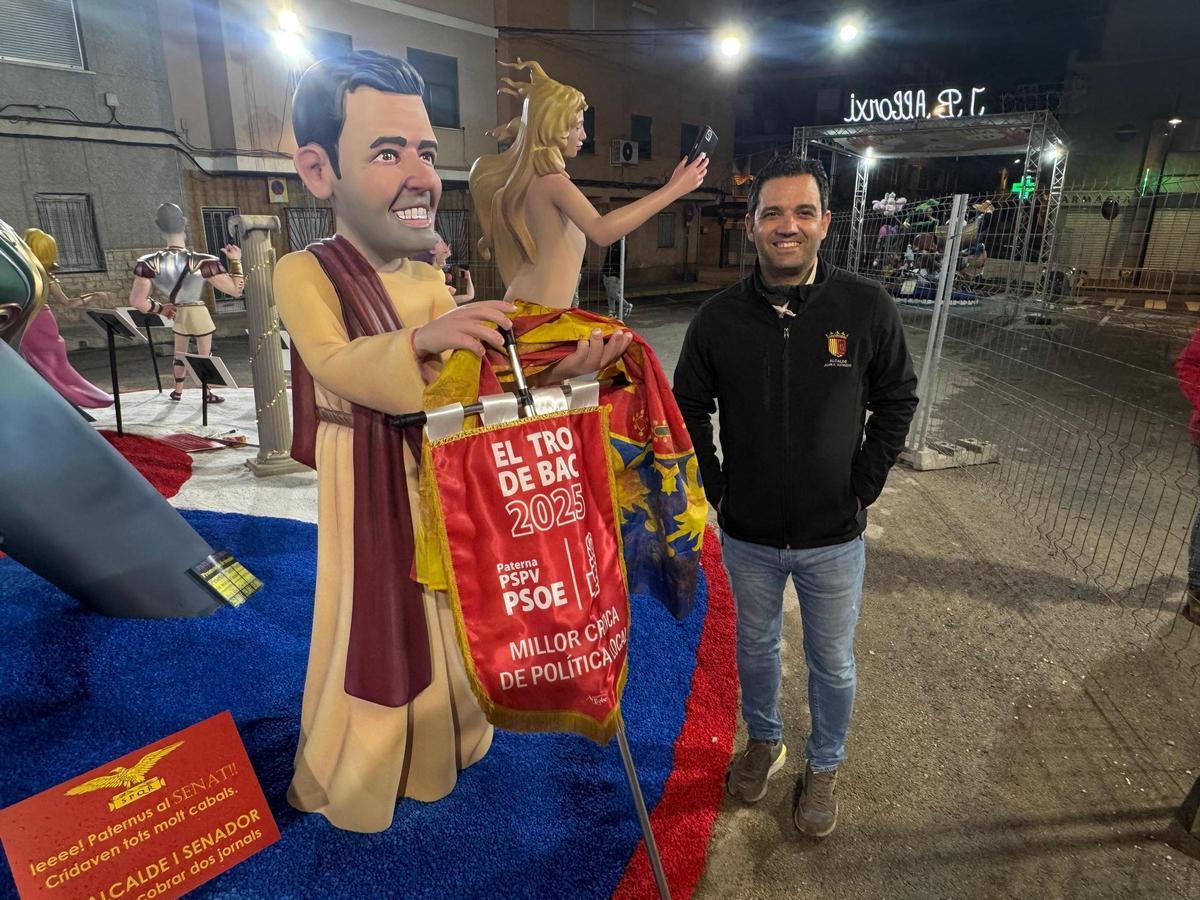Sagredo en la Falla Jacinto Benavente Alborxí, ganadora del premio Tro de Bac de los socialistas de Paterna