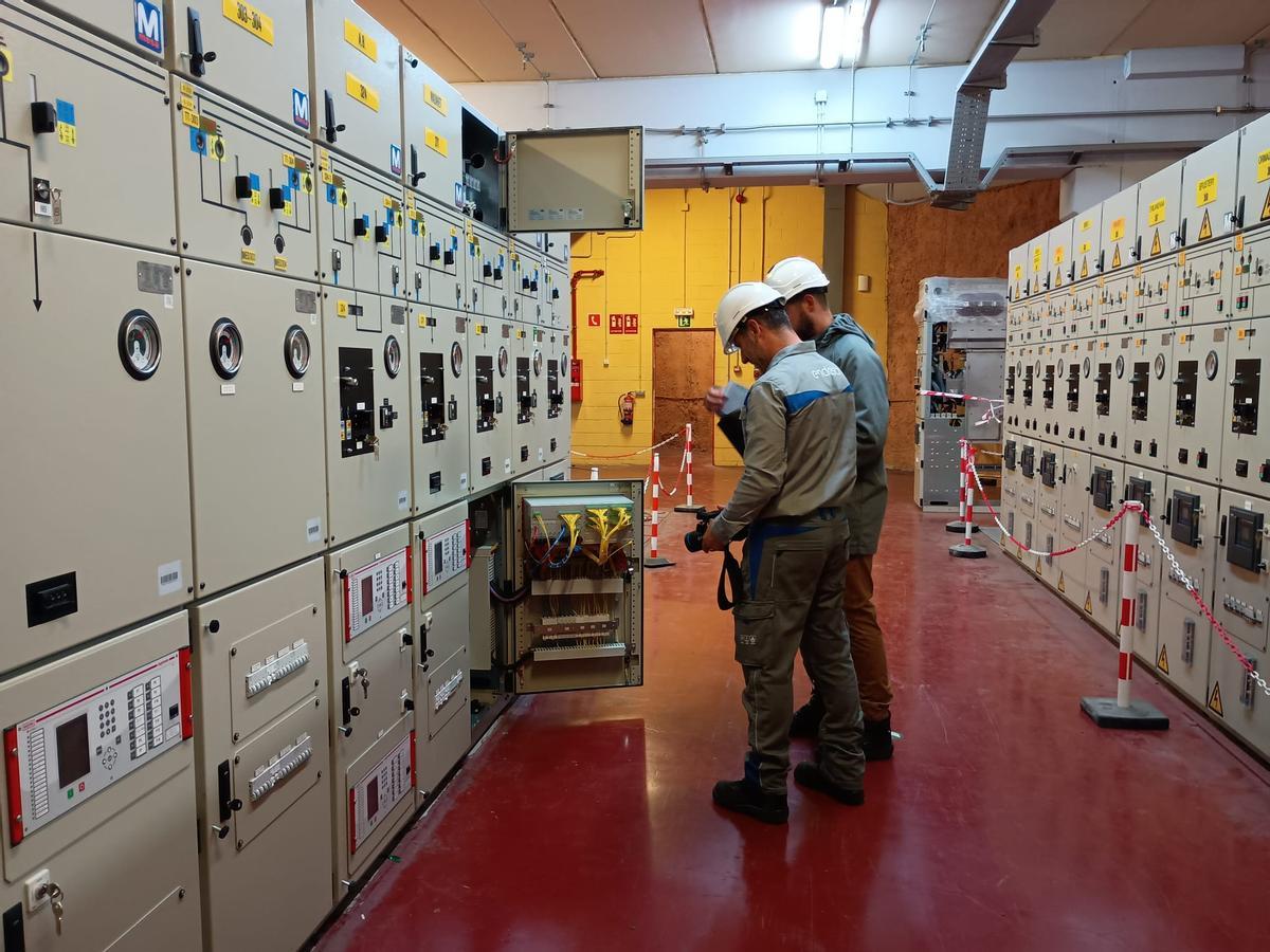 Técnicos en Endesa en la subestación del Eixample