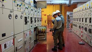 Técnicos en Endesa en la subestación del Eixample