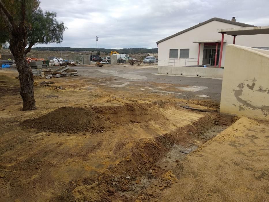 La Generalitat y el Ayuntamiento están trabajando para abrir en septiembre la Escuela Infantil construida y sin estrenar desde 2009 tras la denuncia de la Asociación de Vecinos de San Miguel de Salina