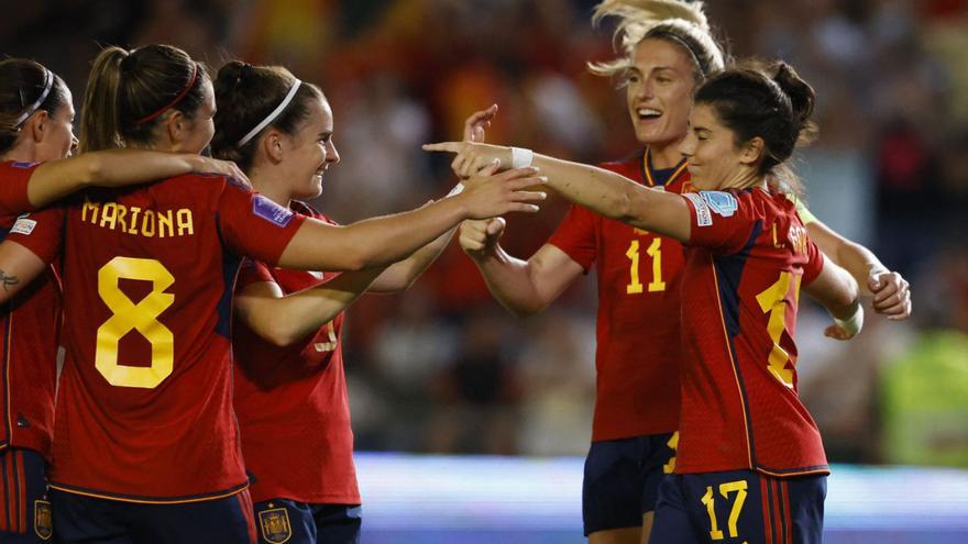 Teresa Abelleira celebra un gol con sus compañeras de selección en un España-Suiza.