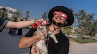 Jessica Martin, 'cazadora' de eclipses, entre el público fascinado por el eclipse en Tarragona: "Es una experiencia marciana"
