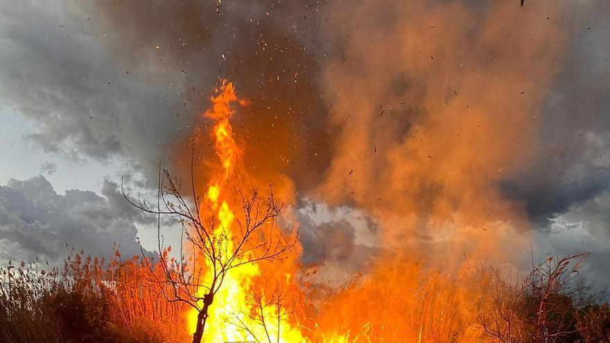 Alarma por un incendio junto a un aparcamiento lleno de coches en Alcúdia