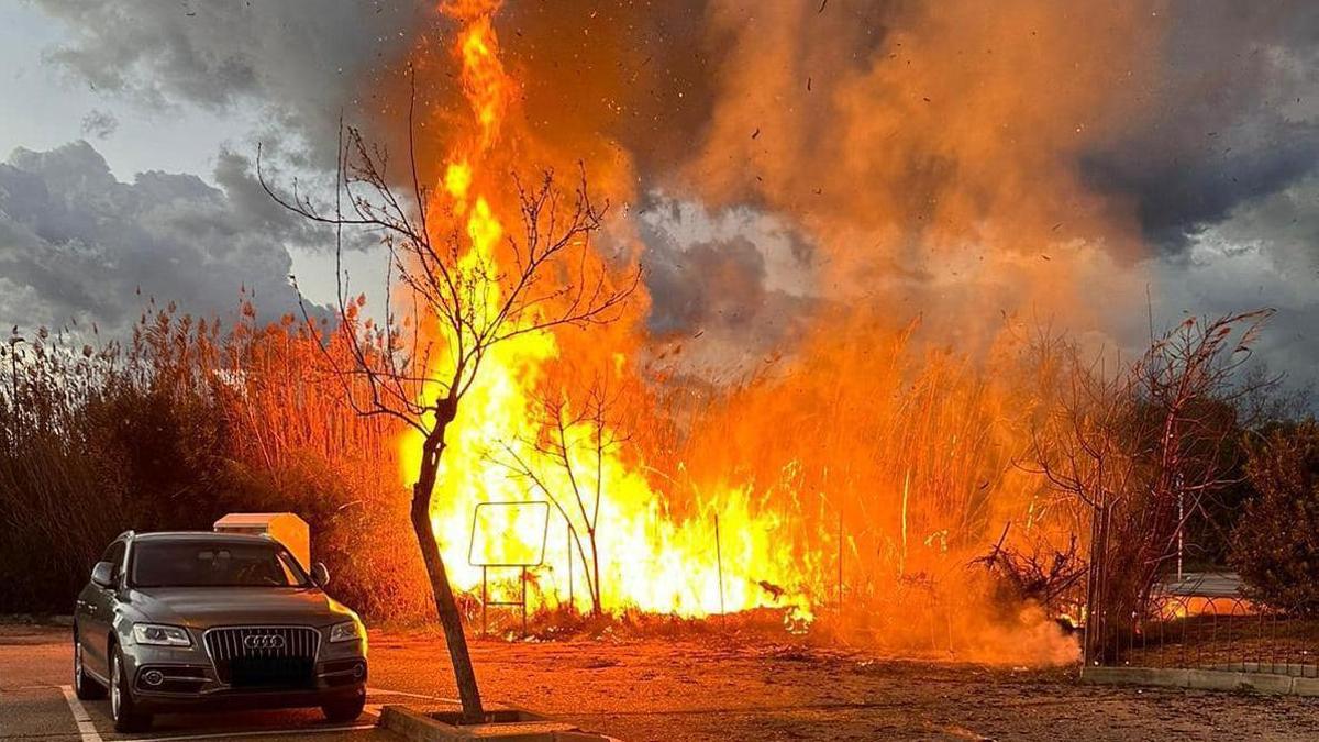 El incendio se declaró junto a un aparcamiento.