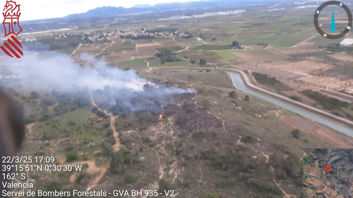 Vista área del incendio facilitada por la Generalitat