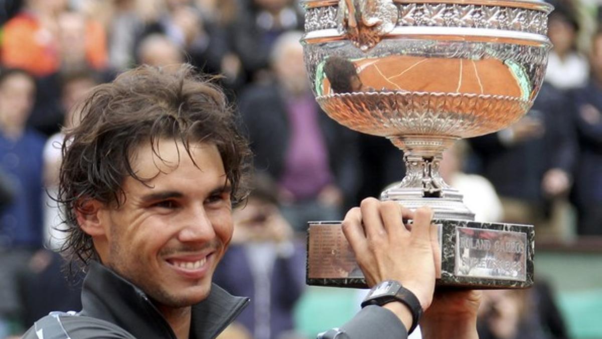 Nadal luce un reloj al levantar el trofeo de ganador de Roland Garros, este lunes.