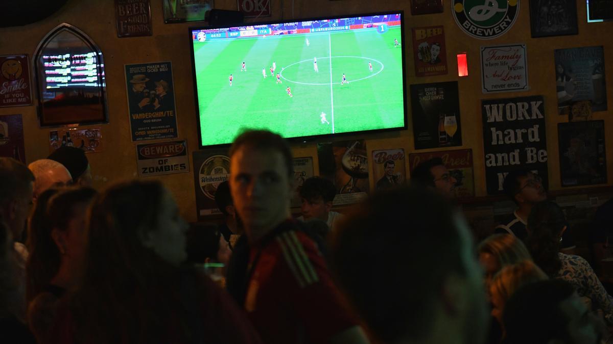 Archivo - Varios aficionados ven por televisión el partido entre España e Italia de la Eurocopa 2024, en Beerhouse Chamberí, a 20 de junio de 2024, en Madrid (España).