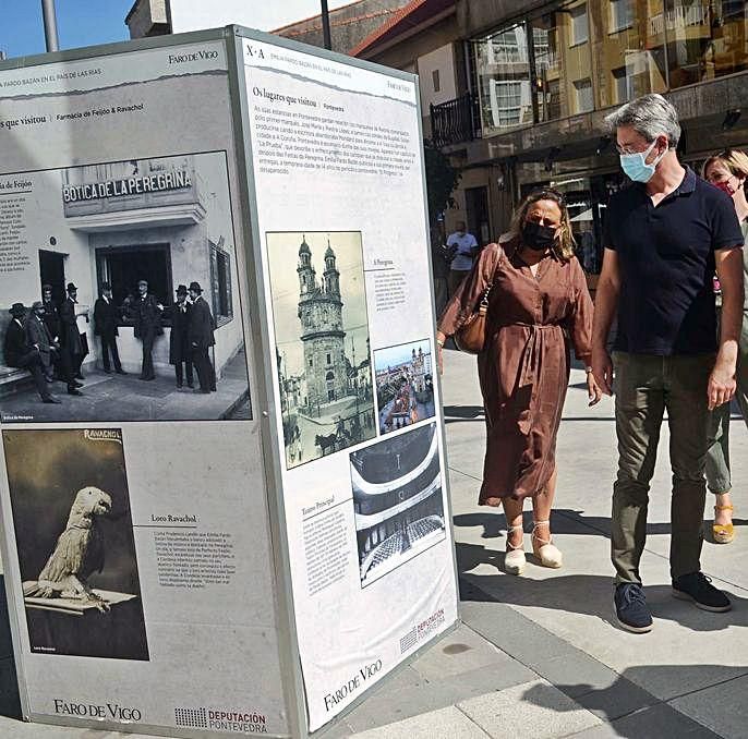 El alcalde José Cacabelos y las ediles Ángeles Domínguez y Pilar Galiñanes, en la exposición de O Grove.