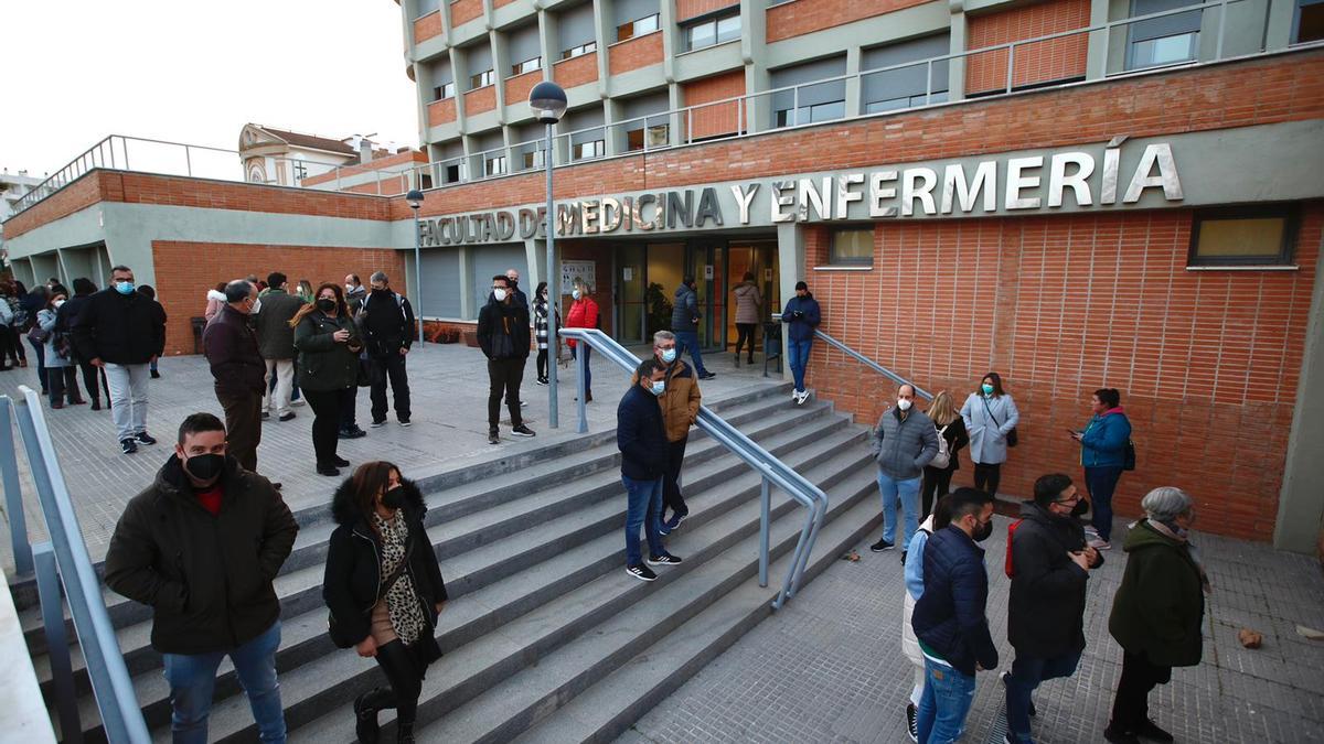 La facultad de Medicina y Enfermería ha sido una de las sedes de las oposiciones para celador en Córdoba.